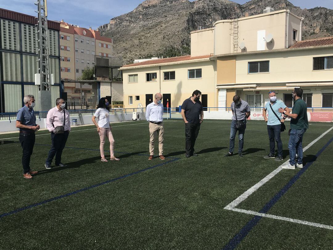 Nuevo césped artificial en el campo de fútbol de Tavernes