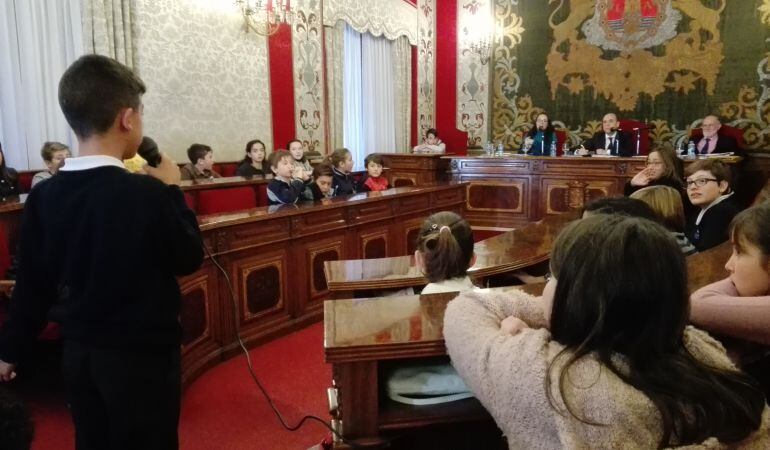 Niños de cinco colegios de Alicante participan en el Pleno infantil para conmemorar el Día de los Derechos de la Infancia