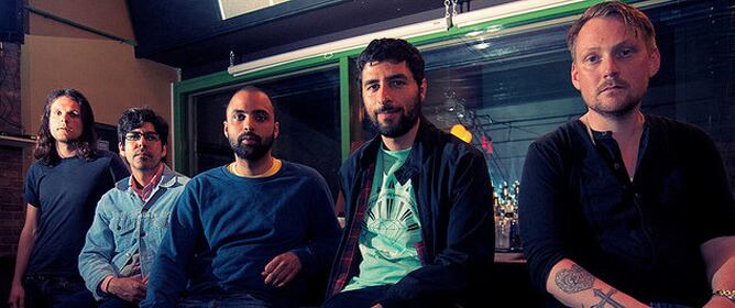 José González junto a sus compañeros de Junip