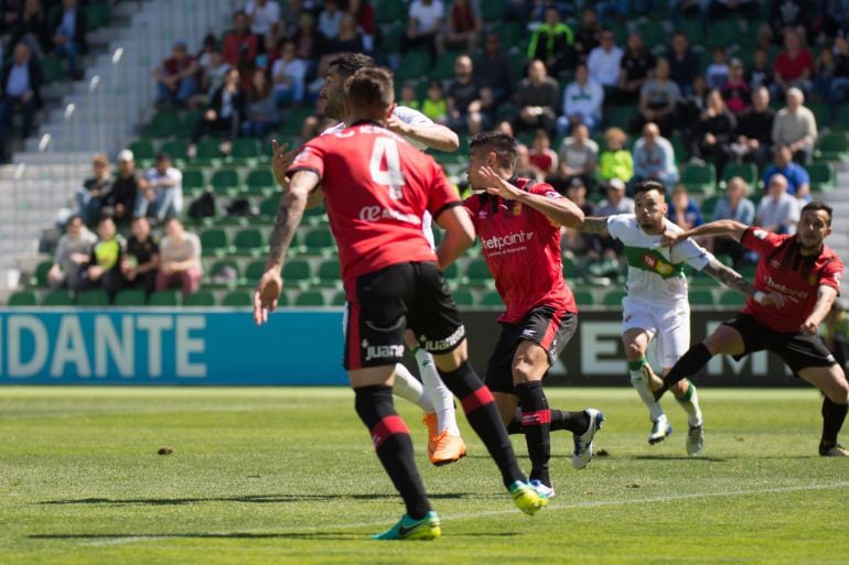 En la imagen se aprecia el agarrón del defensa del Mallorca a Josan