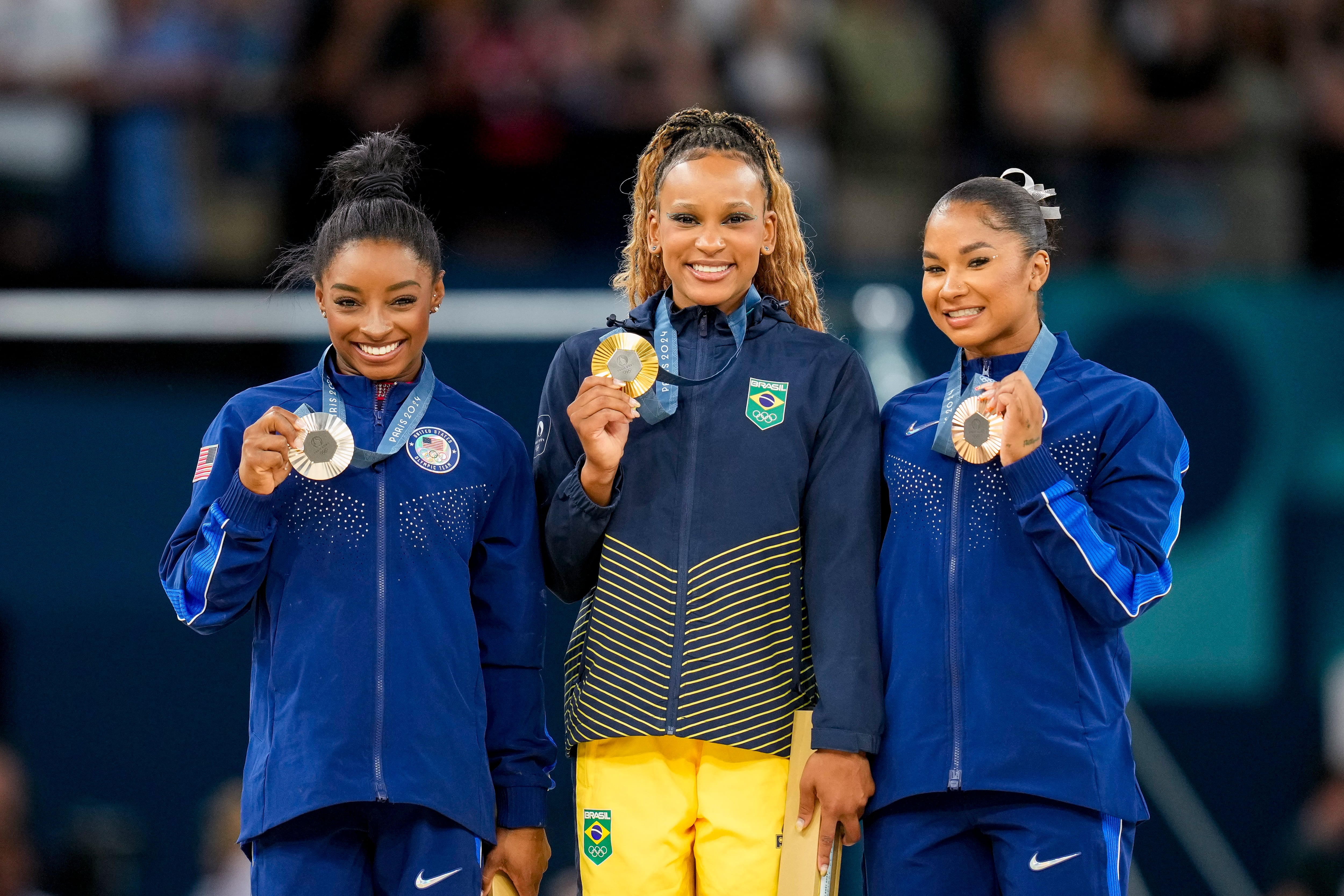 Simone Biles, Rebeca Andrade y Jordan Chiles celebran su medalla en suelo. (Alex Gottschalk/DeFodi Images via Getty Images)