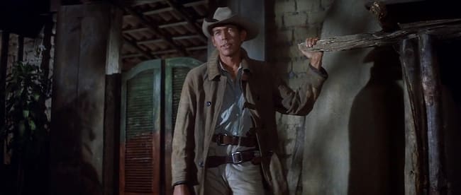 James Coburn en una escena de Los siete magníficos.