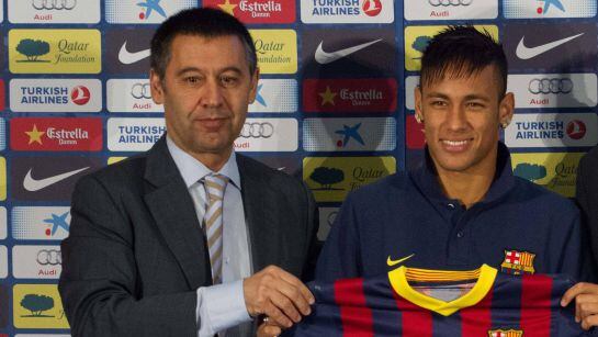 Bartomeu, junto a Neymar el día de la presentación del brasileño como nuevo jugador del Barça