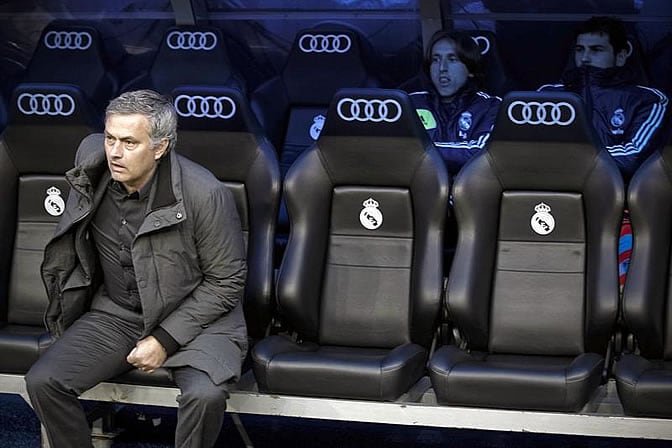 Mourinho y Casillas, en el banquillo del Bernabéu antes del comienzo del partido ante la Real