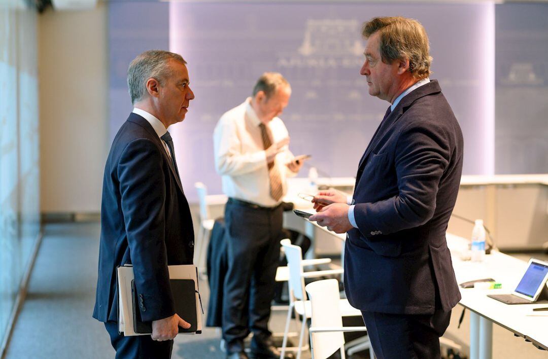 El Gobierno Vasco ha aprobado este martes una serie de medias urgentes para paliar las "enormes afecciones económicas" que va tener la pandemia del COVID-19 en Euskadi para las que ha dispuesto una cantidad que podría superar los 1.000 millones de euros, con gasto directo y avales