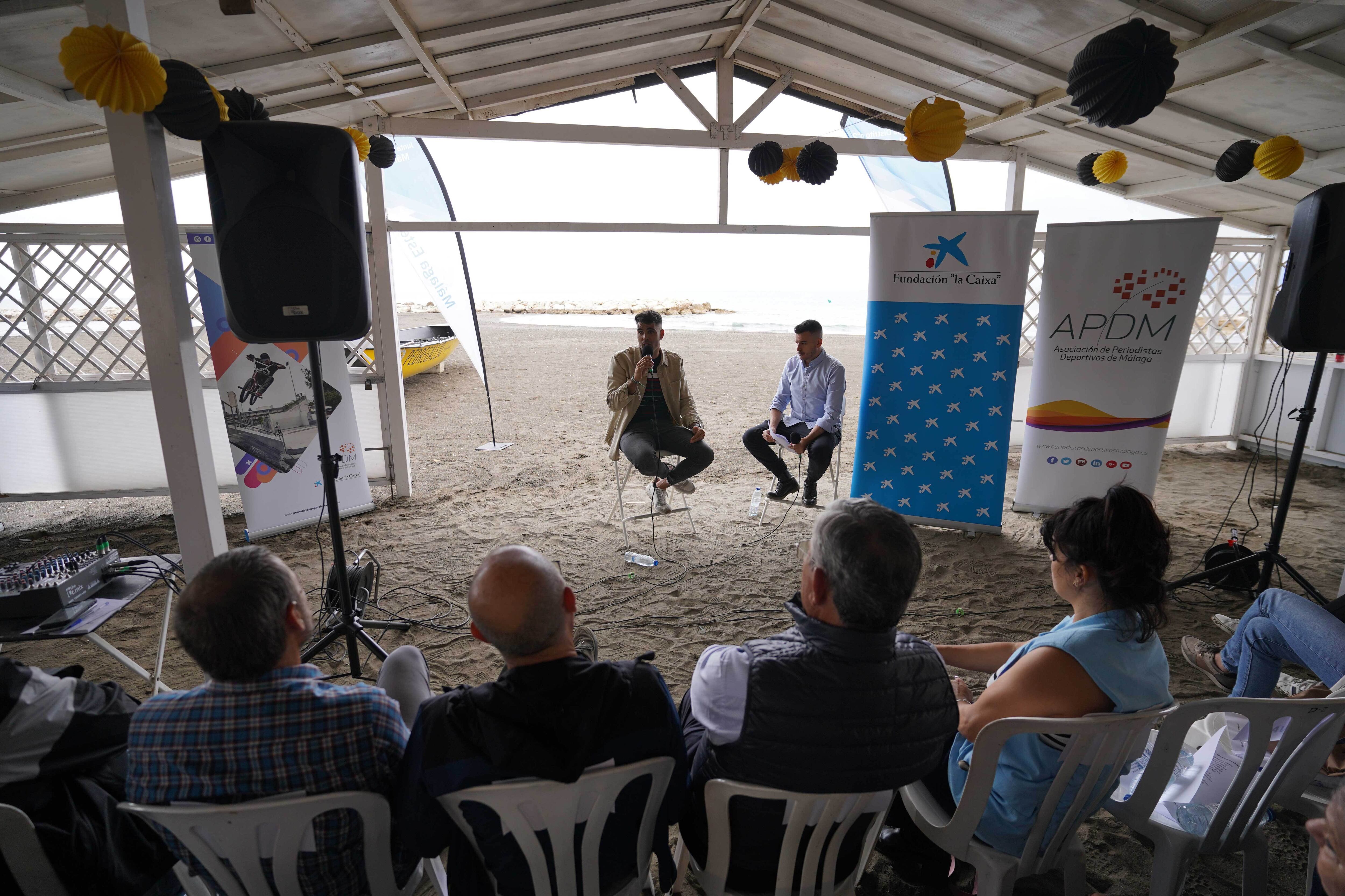 Adrián Miramón, en la charla celebrada sobre la arena de la playa de Pedregalejo