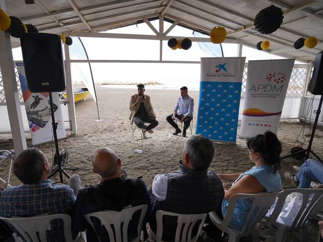 Adrián Miramón, en la charla celebrada sobre la arena de la playa de Pedregalejo