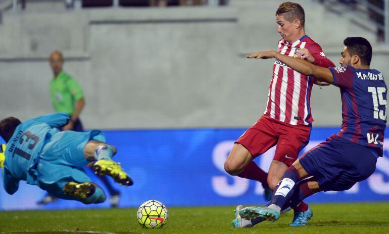 Atletico Madrid's Fernando Torres (C) passes Eibar goalkeeper Asier Riesgo (13) and Mauro dos Santos to score during their Spanish first division soccer match at Ipurua stadium in Eibar, September 19, 2015. REUTERS/Vincent West