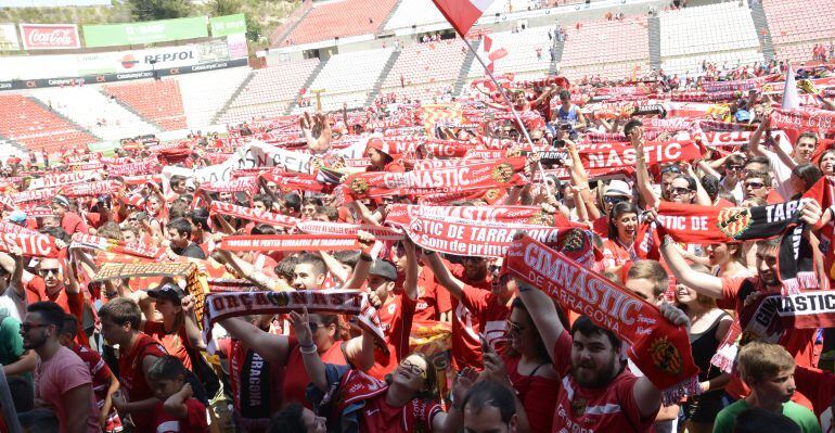 L&#039;afició del Nàstic sobre la gespa del Nou Estadi celebrant l&#039;ascens a Segona el passat mes de juny.