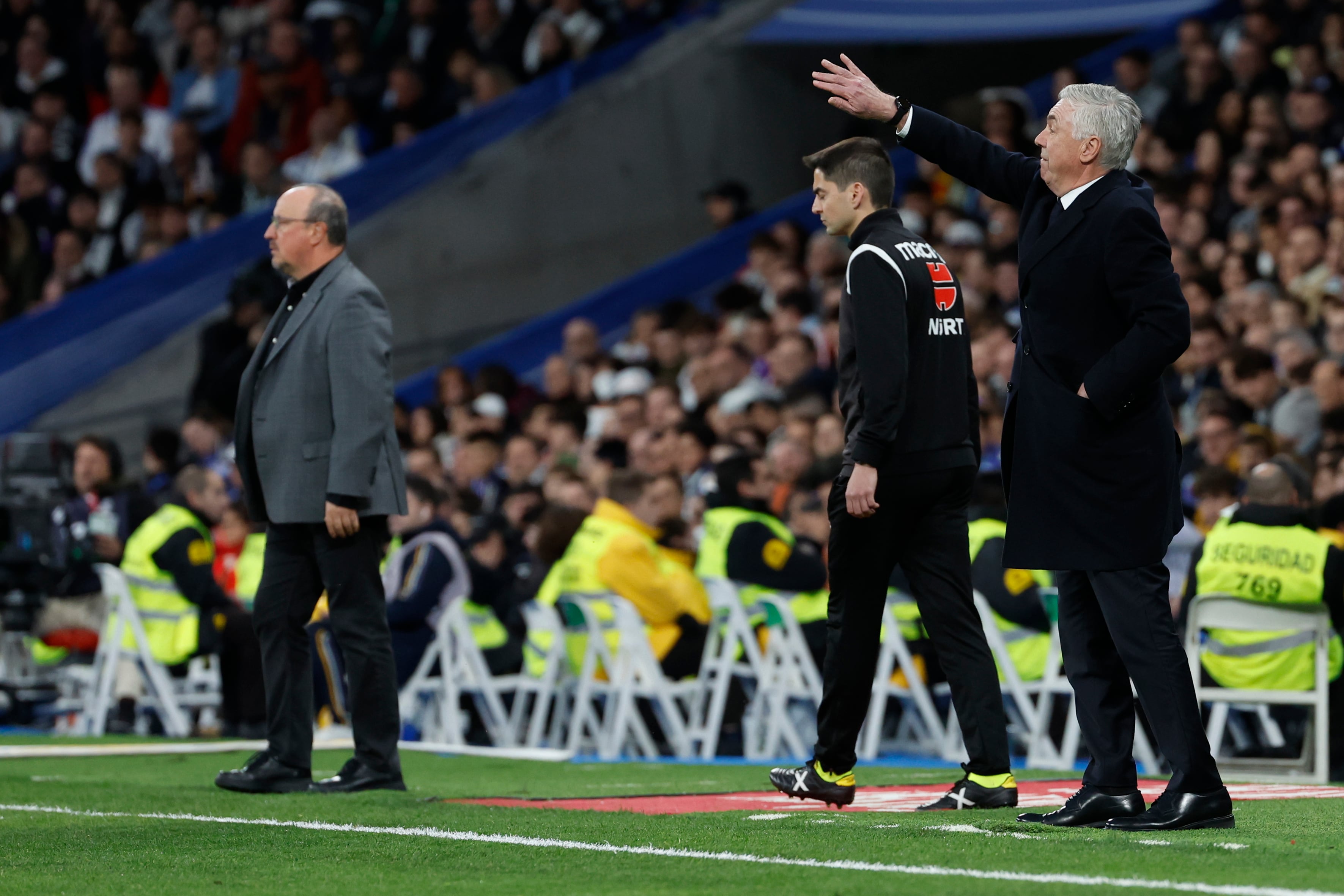 MADRID, 10/03/2024.- El entrenador del Real Madrid, Carlo Ancelotti (d), durante el partido de la jornada 28 de LaLiga que Real Madrid y Celta de Vigo disputan hoy domingo en el estadio Santiago Bernabéu. EFE/J.J. Guillén
