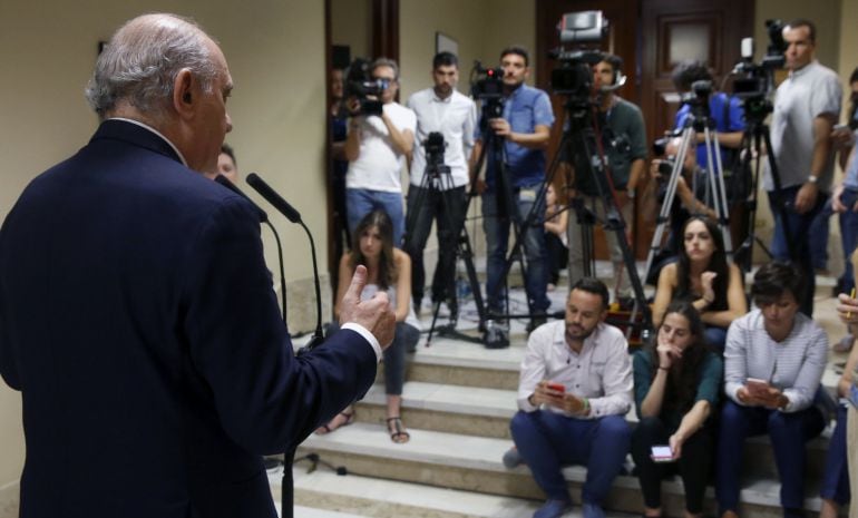 El ministro del Interior en funciones, Jorge Fernández Díaz, hace declaraciones a los periodistas, hoy en el Congreso, tras formalizar su acta de diputado de la XII legislatura