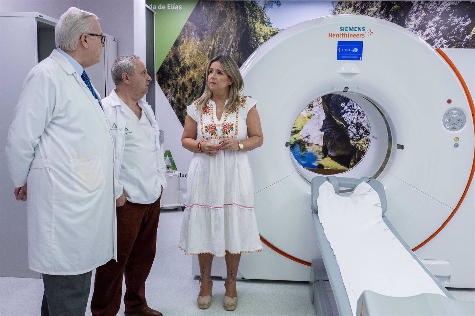 Visita de representantes del SAS y la Junta de Andalucía al PET-TAC del Hospital de Jaén.