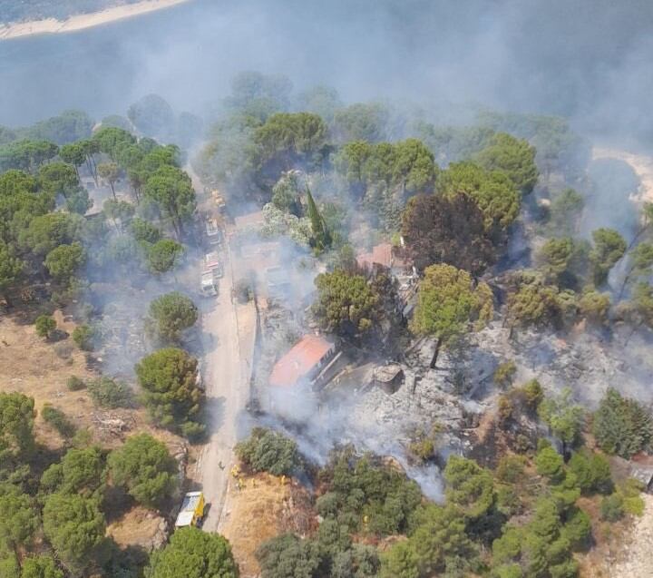 Vista aérea del incendio en el pantano de San Juan