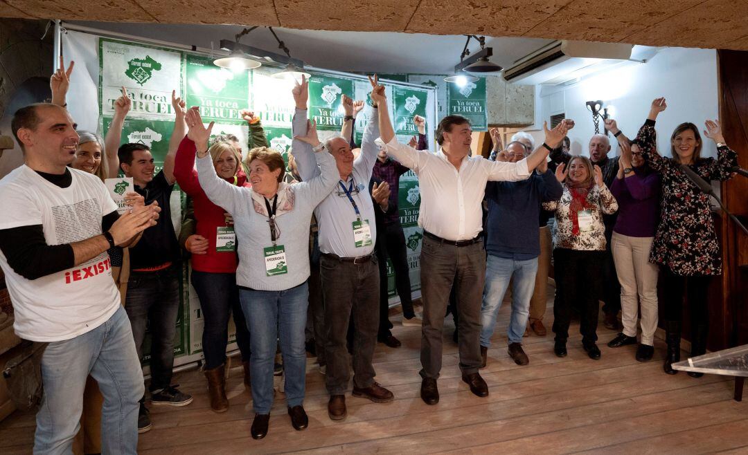 El candidato de Teruel Existe, Tomás Guitarte, junto a su equipo, celebra los resultados electorales, hoy domingo en Teruel.