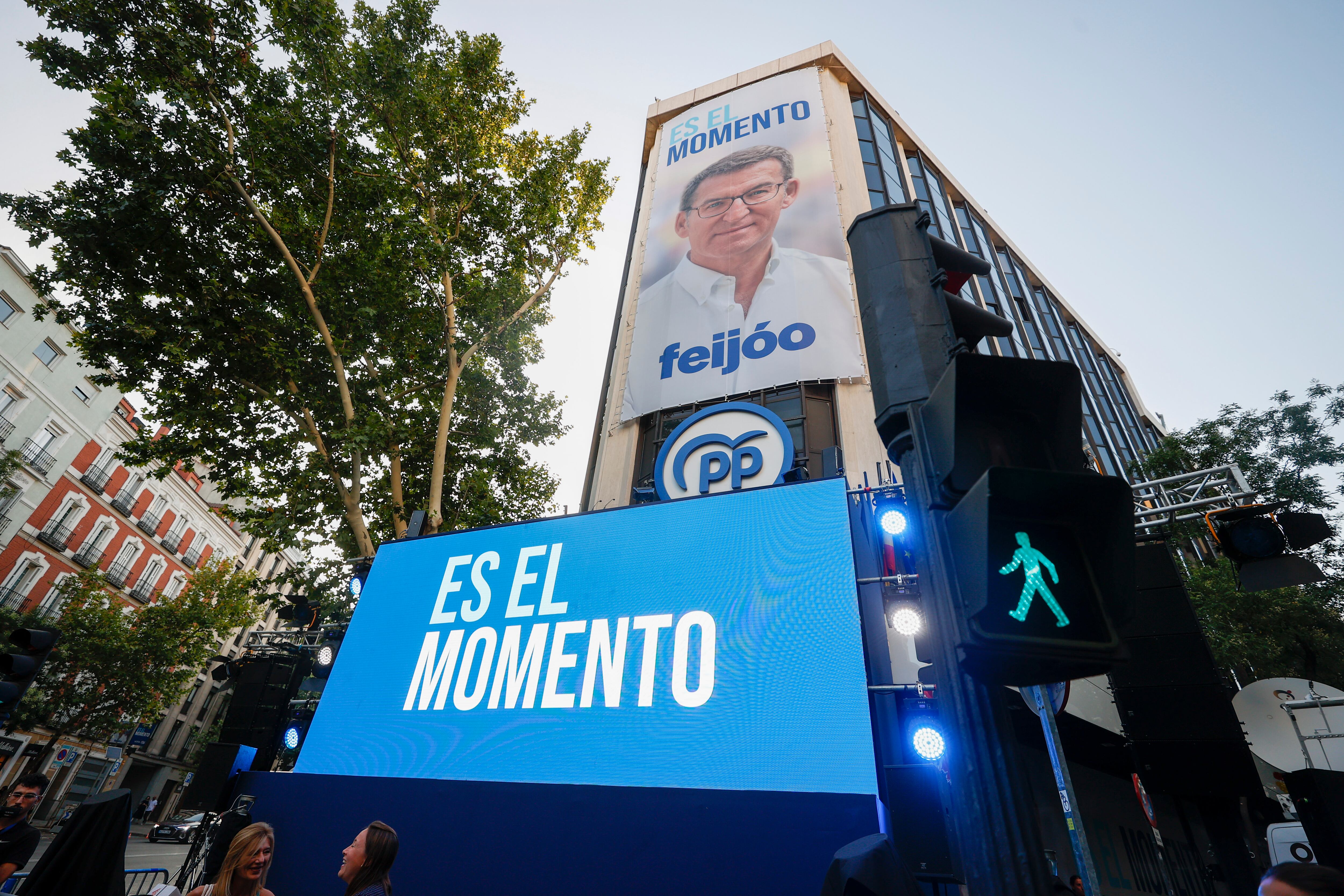 Fotografía de la sede del Partido Popular con una pancarta gigante de su presidente y candidato a la presidencia, Alberto Núñez Feijóo.