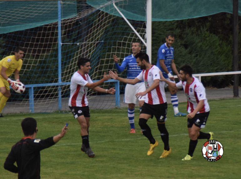 Los rojiblancos celebran el tanto de Murci