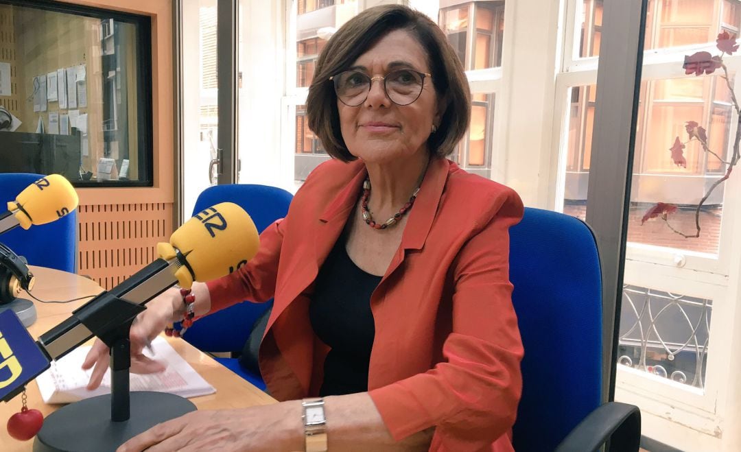 Rosa Peñalver, presidenta de la Asamblea Regional en los estudios de Radio Murcia.