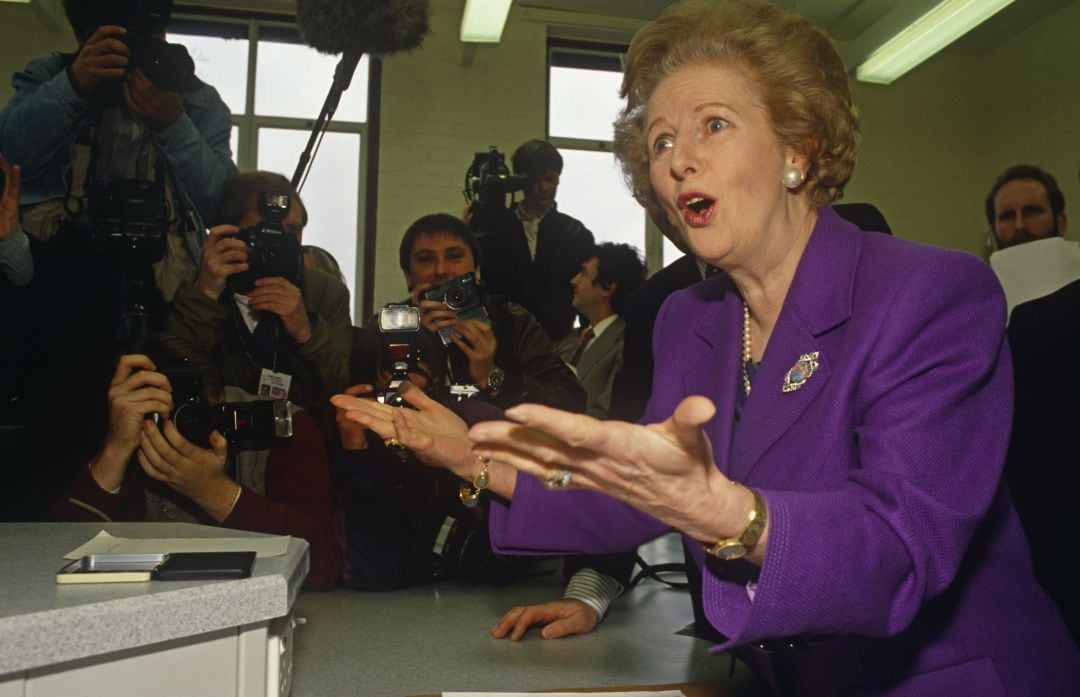 Margaret Thatcher en campaña rodeada de medios de comunicación