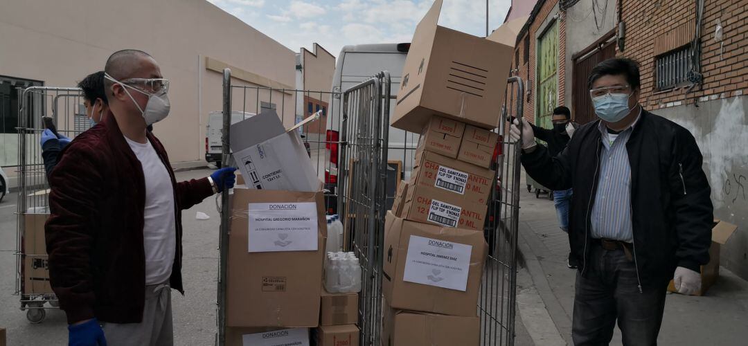 El empresario getafense recogiendo el material en el poígono Cobo Calleja