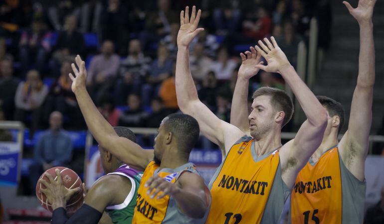 El alero georgiano del Unicaja, Will Thomas (i), intenta el lanzamiento ante los jugadores del Montakit Fuenlabrada, Jonathan Tabu (2i), David Wear (2d) y José M. González (d), durante el partido correspondiente a la vigésima jornada de la Liga ACB que lo