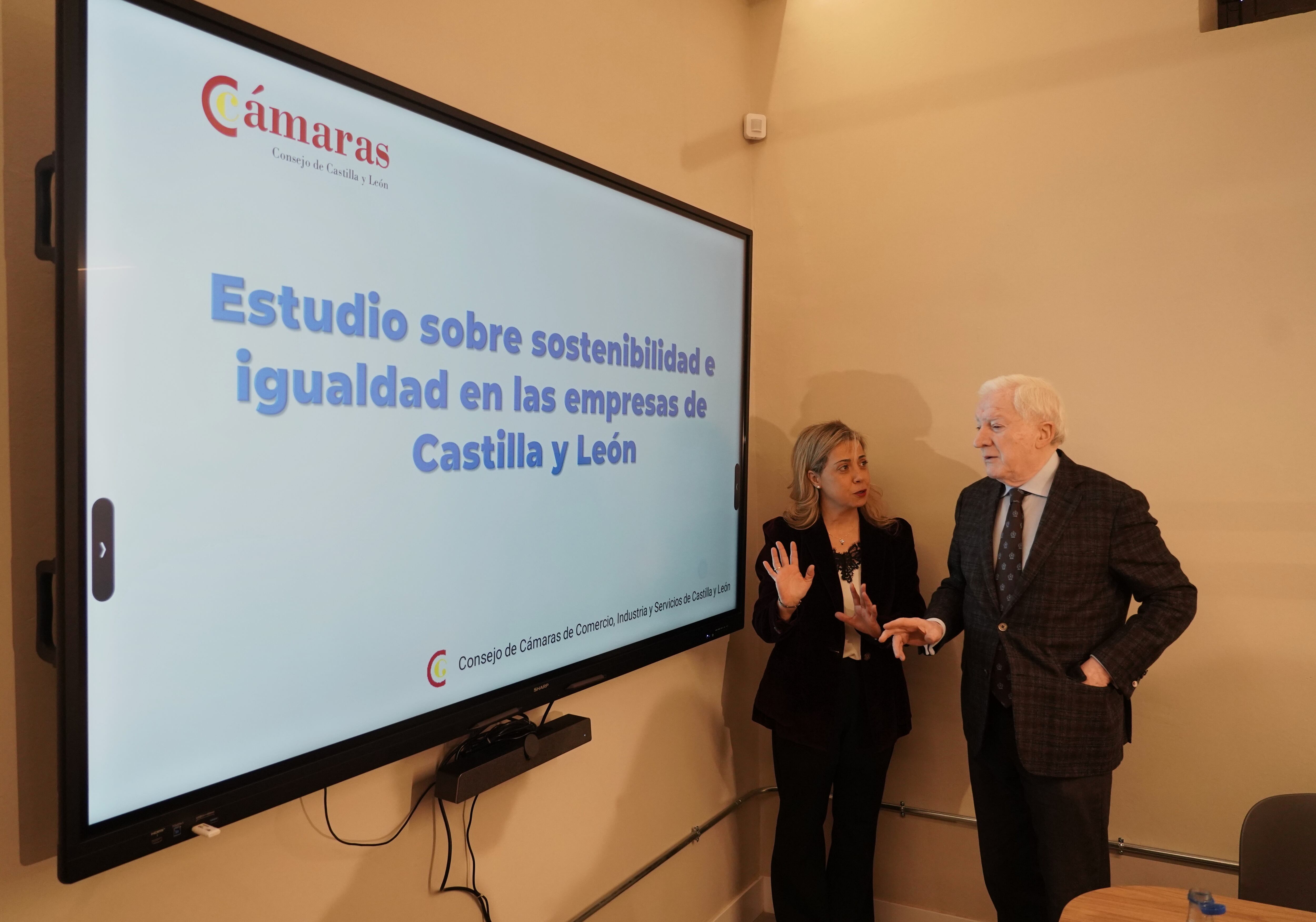 El presidente del Consejo de Cámaras de Comercio de Castilla y León, Antonio Miguel Méndez Pozo, presenta los resultados y conclusiones de un estudio sobre la sostenibilidad e igualdad en la empresa de la Comunidad