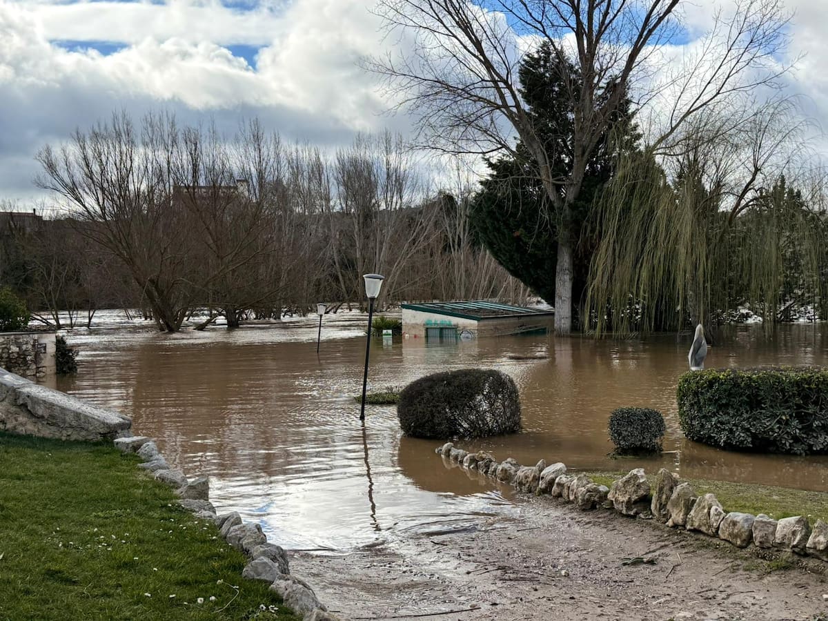 "La gente joven nunca ha visto una así": Tudela batalla contra la crecida del Duero a la espera del deshielo