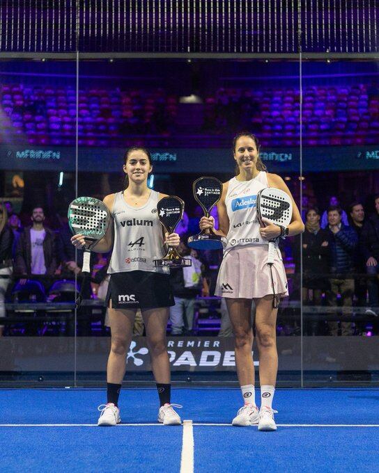 Claudia Fernández i Gemma Triay llueixen el primer trofeig de campiones que han guanyat com a parella esportiva.