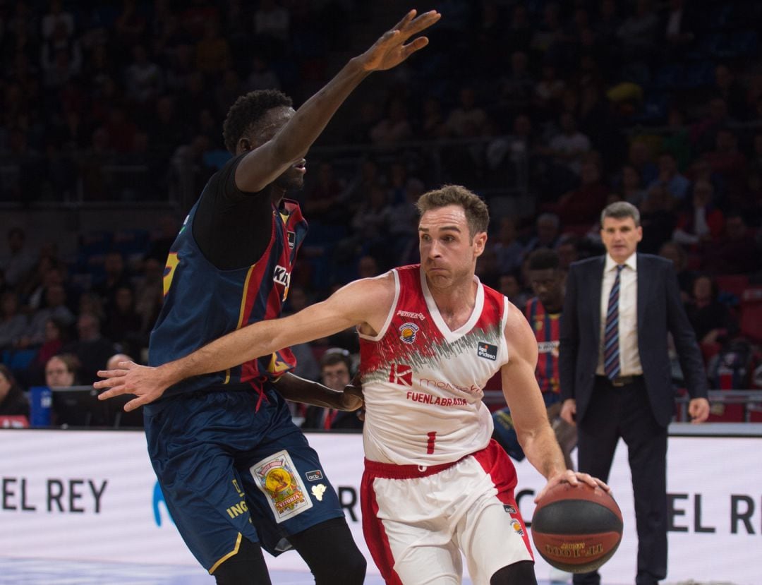 Urtasun (d) supera a Diop; el navarro acabó con 19 puntos. Los madrileños ganaban 20 años después en Vitoria cuando el hoy entrenador baskonista, Velimir Perasovic (en segundo plano), anotó 29 puntos para el &#039;Fuenla&#039;.