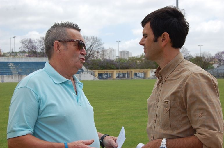 Salvador Beato junto a Pedro Garrido en el campo de La Juventud