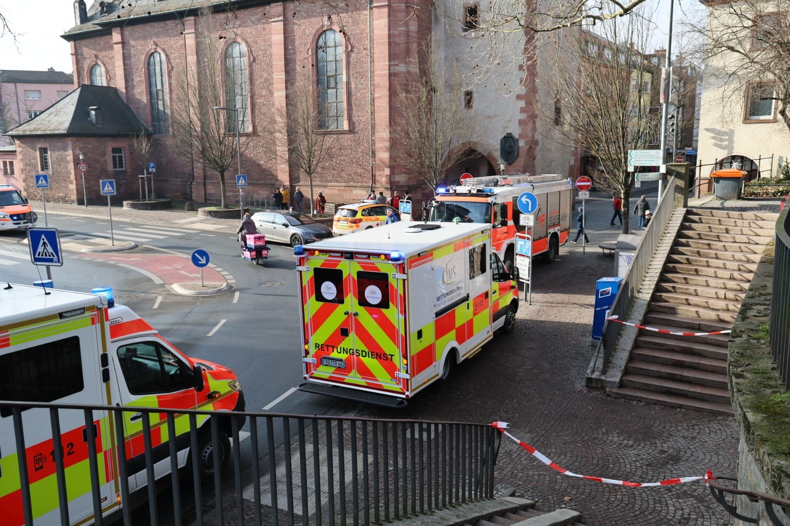 Equipos sanitarios y policiales en el parque de Aschaffenburg en el que ha tenido lugar el ataque