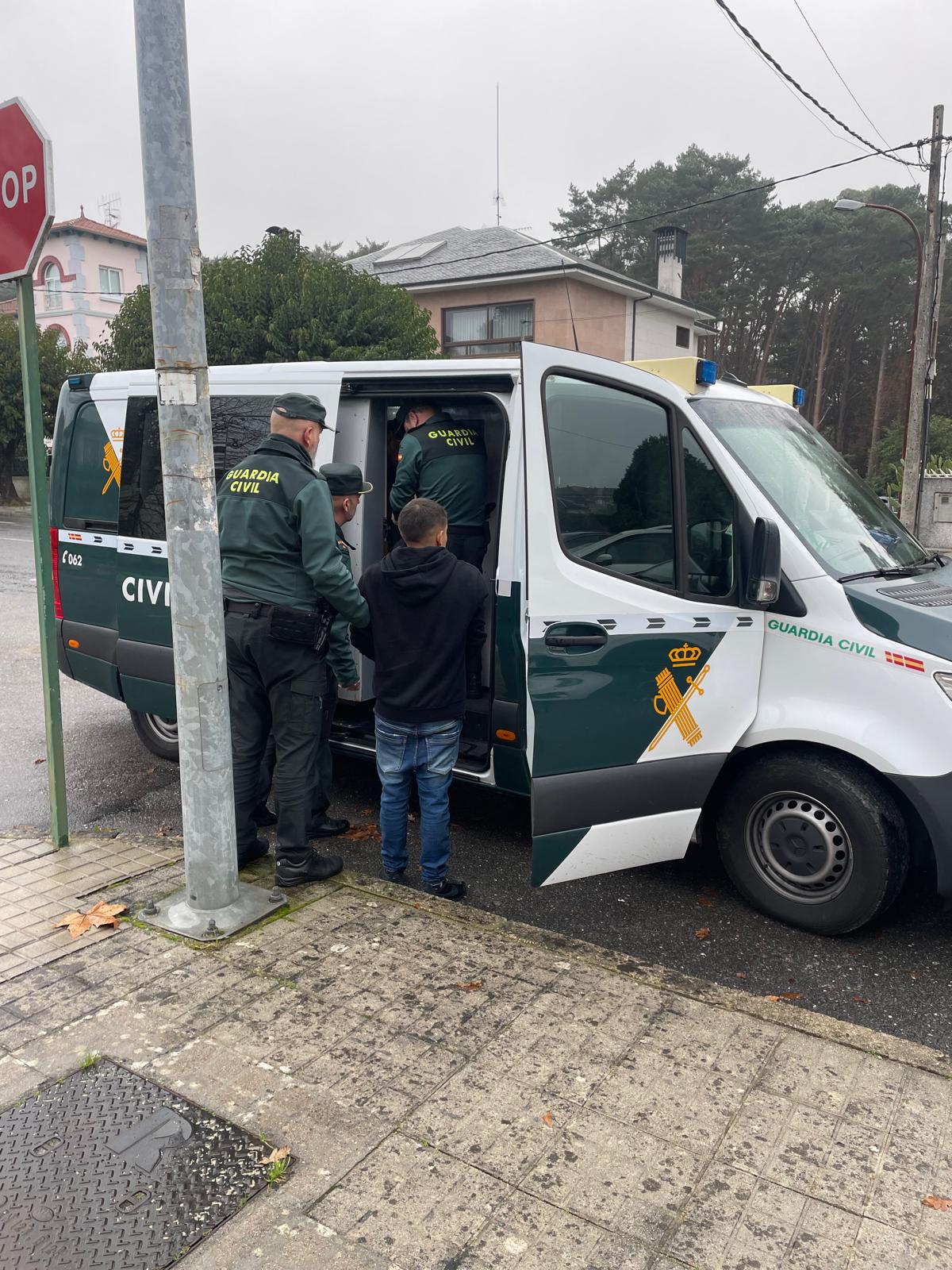 Los detenidos entrando en el furgón de la Guardia Civil