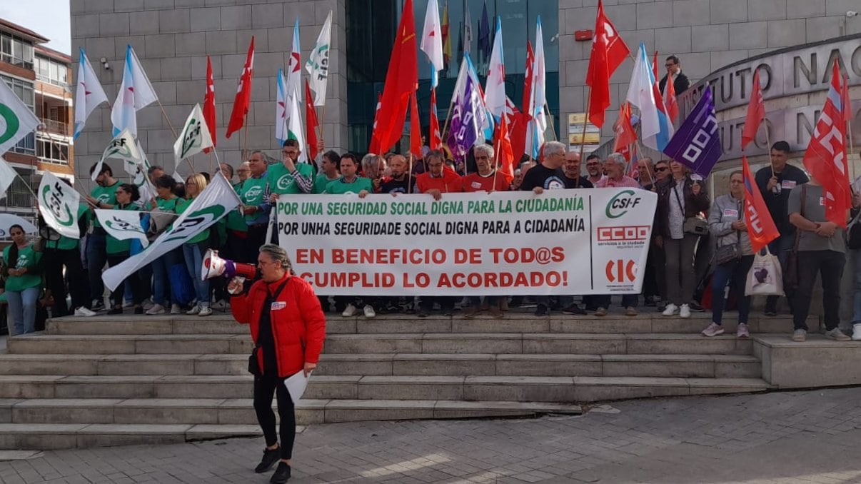 Imagen de los sindicatos protestando delante de la sede viguesa de la Seguridad Social