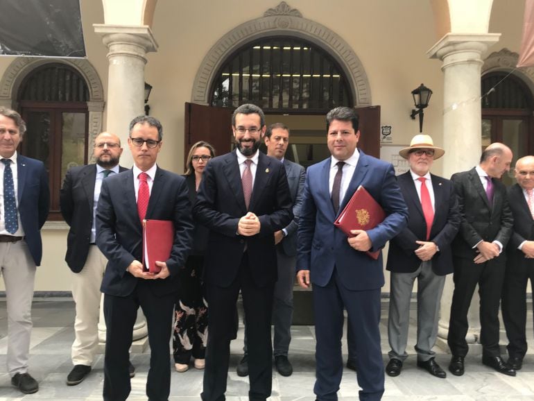 El alcalde de La Línea, Juan Franco, y el ministro principal de Gibraltar, Fabián Picardo, a las puertas del museo Cruz Herrera. 