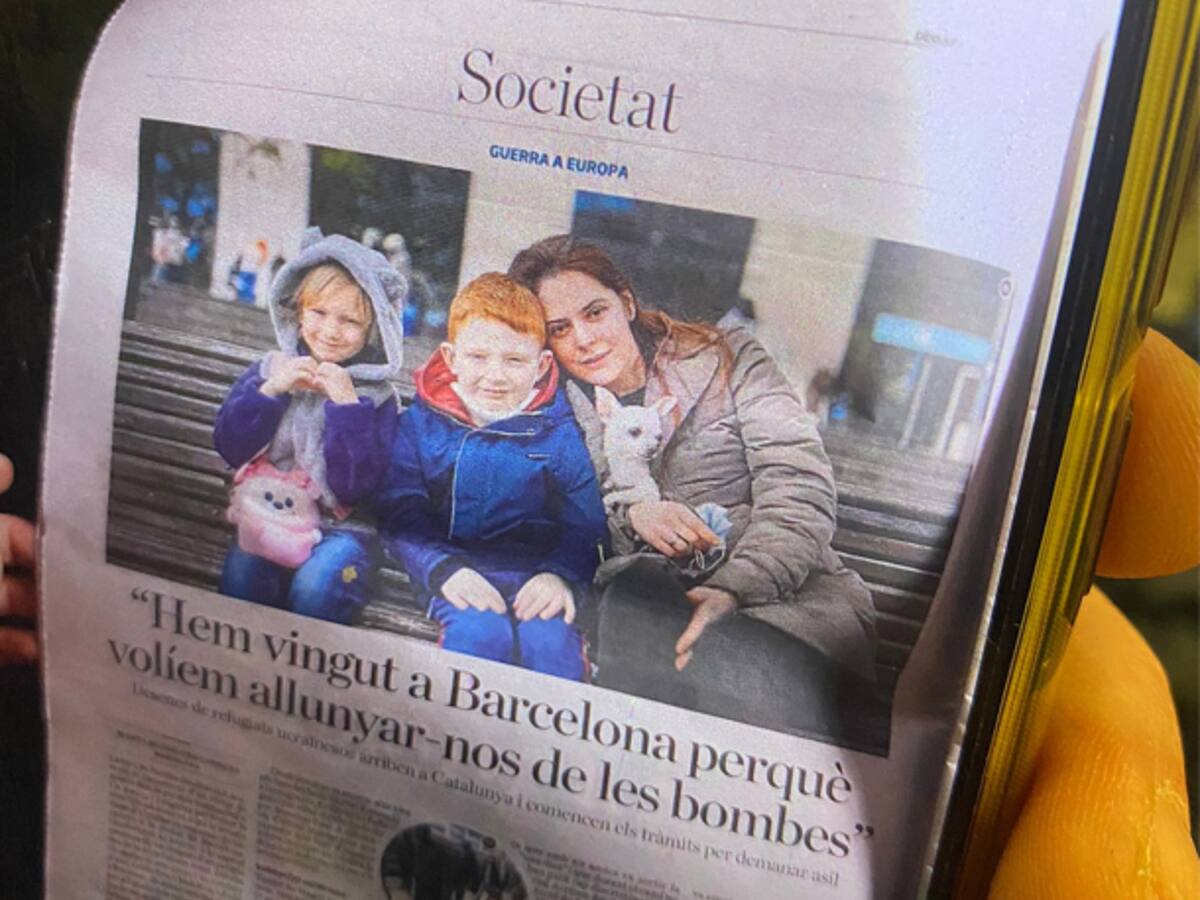 Cómo la foto de portada de un diario español ha conseguido reunir a una familia ucraniana separada por los bombardeos rusos