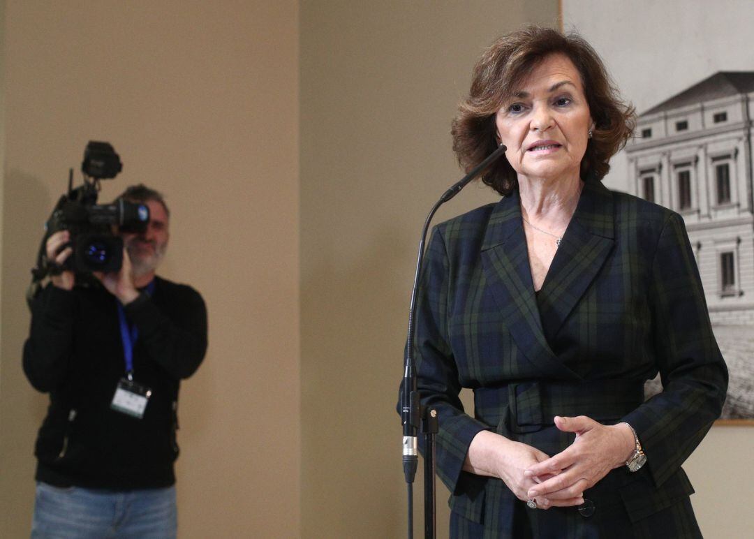 La vicepresidenta del Gobierno en funciones, Carmen Calvo, durante la rueda de prensa ofrecida en el Congreso de los Diputados.