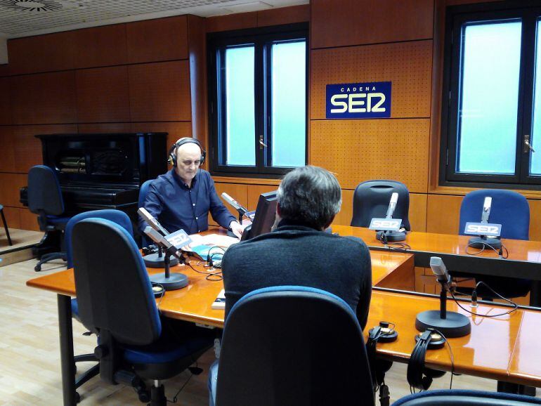 El responsable de la Udyco, de espaldas, ha pasado este sábado por los micrófonos de A Vivir Aragón