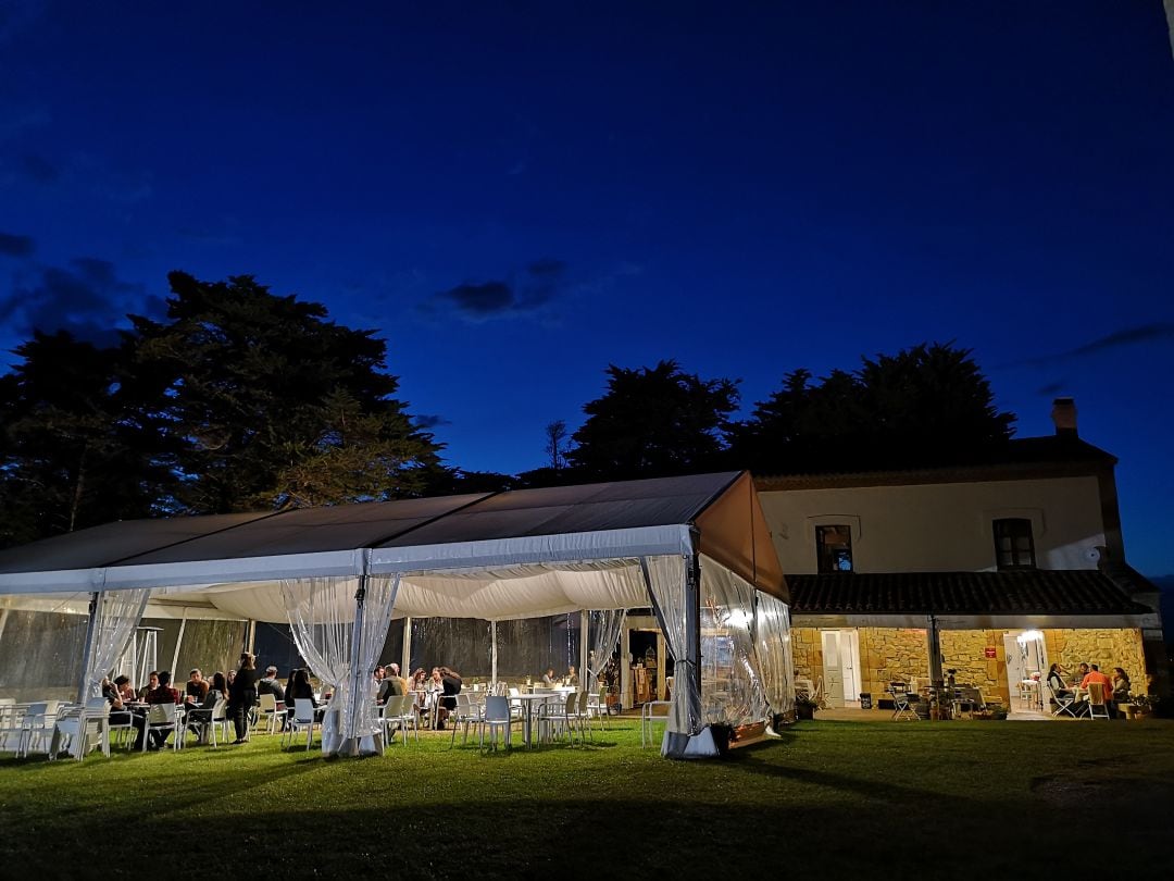 Terraza de un restaurante en Cantabria.