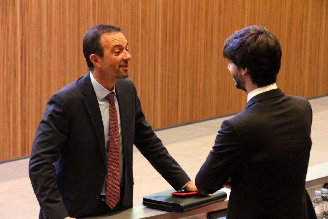 El ministre d'Ordenament Territorial, Jordi Torres, parla amb el conseller general de DA, Carles Enseñat, abans d'iniciar-se la sessió de control al Govern.