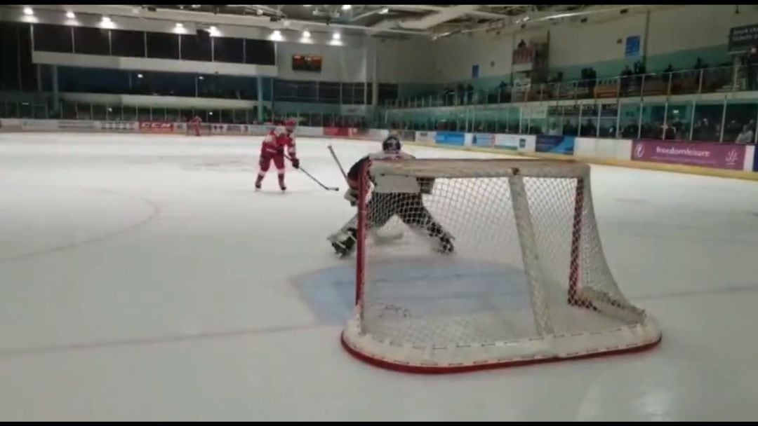 Petr Cech jugando como portero de hockey hielo.