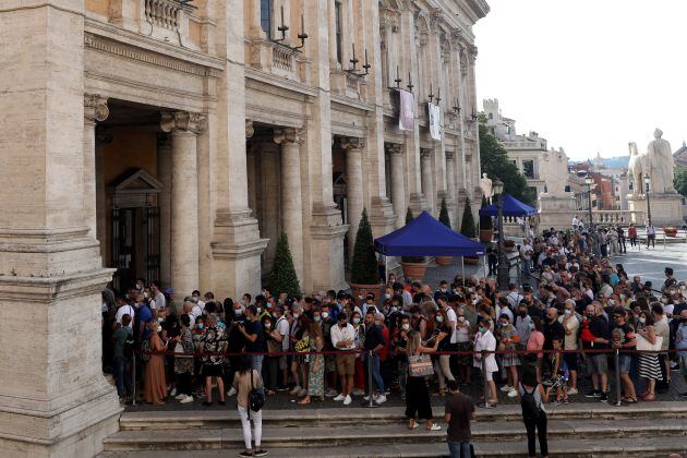 Largas colas en la Piazza del Campidoglio para despedir a la cantante