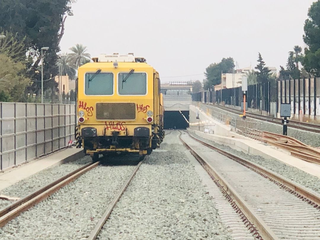 Bateadora de balastro haciendo pruebas en el tunel de Murcia