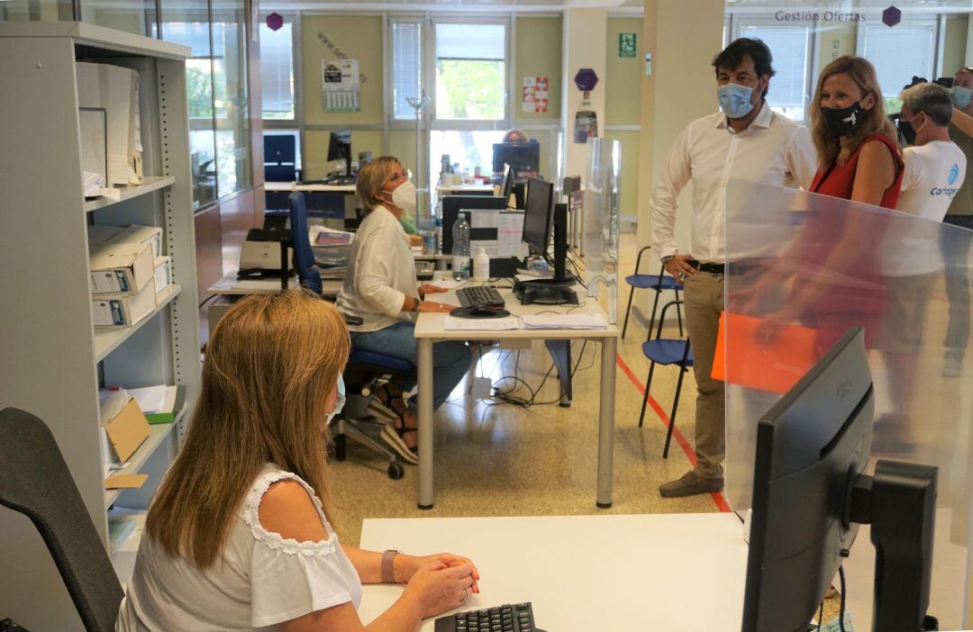 Visita del consejero, Manuel Motas, al SEF de Cartagena