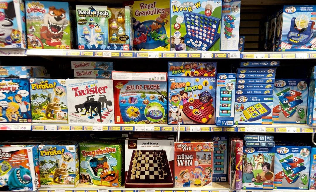 Sección de juegos de mesa en una tienda de juguetes infantiles.