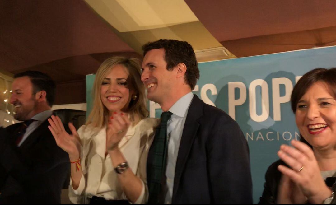 Pablo Casado, presidente del PP con Isabel Torres, su esposa, acompañados por Isabel Bonig, presidenta del PPCV y Pablo Ruz presidente del PP de Elche anoche en Elche