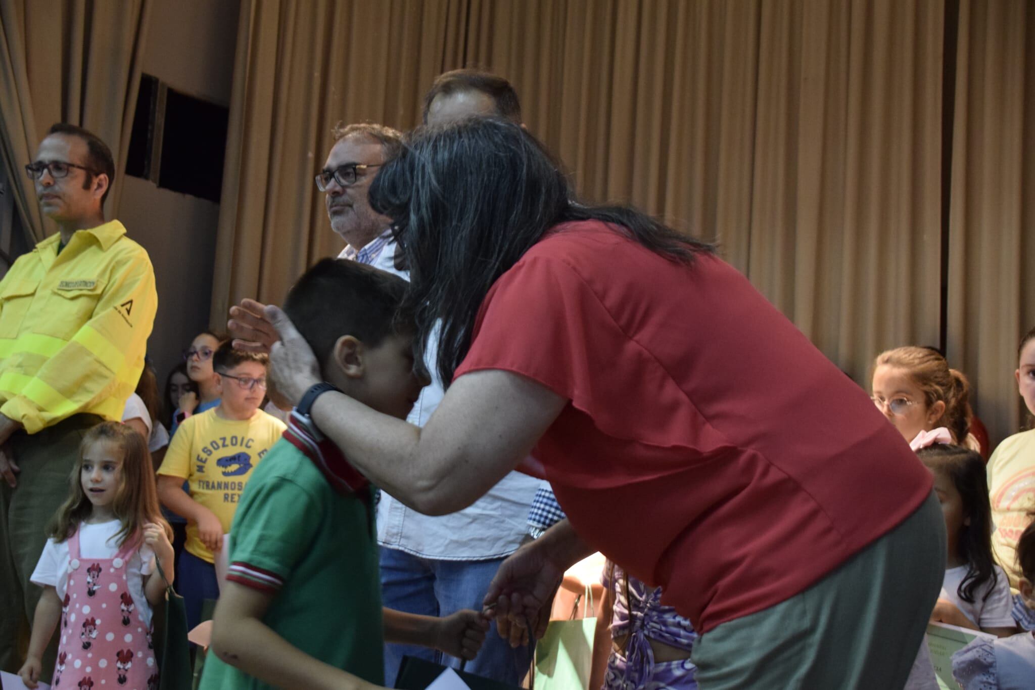 La alcaldesa, Juana Cazorla, entrega premio a uno de los escolares reconocidos