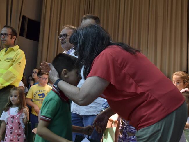 La alcaldesa, Juana Cazorla, entrega premio a uno de los escolares reconocidos