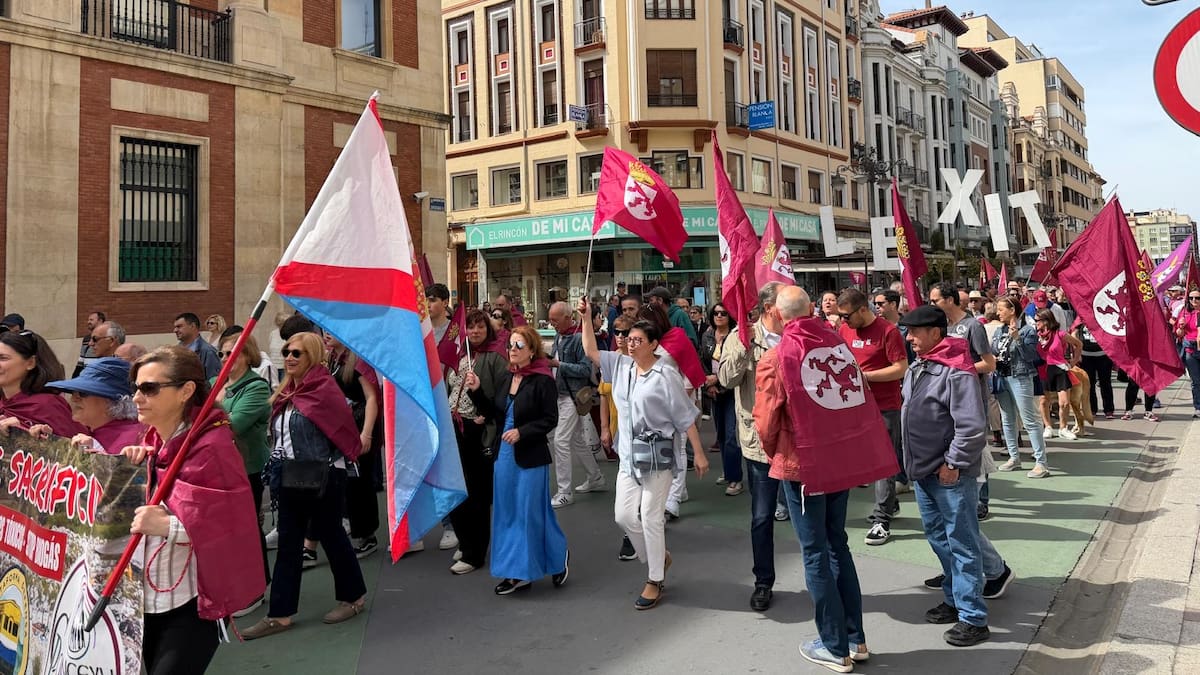 Centenares de personas vuelven a reclamar un 23 de abril más la autonomía para León