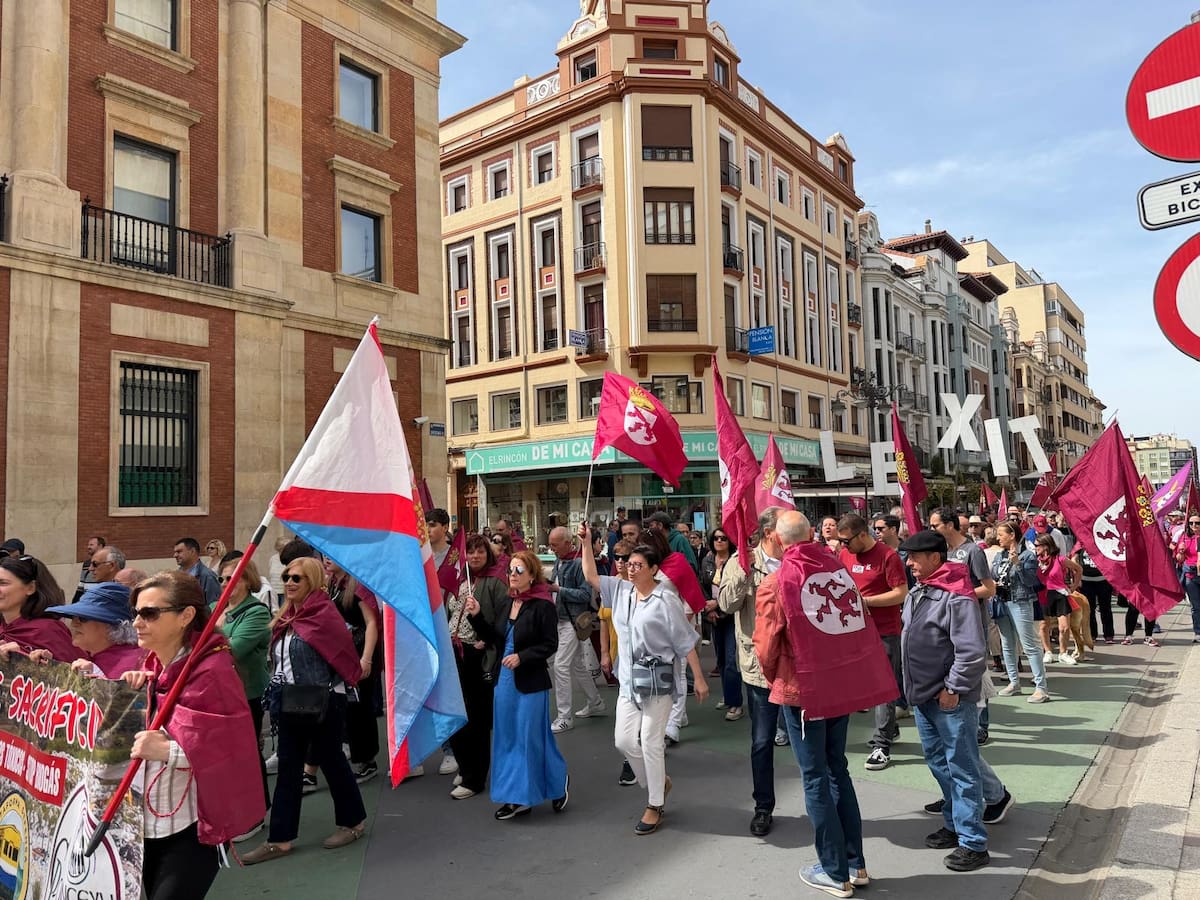Centenares de personas vuelven a reclamar un 23 de abril más la autonomía para León