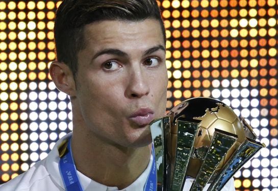 Cristiano posa con el título del Mundial de Clubes