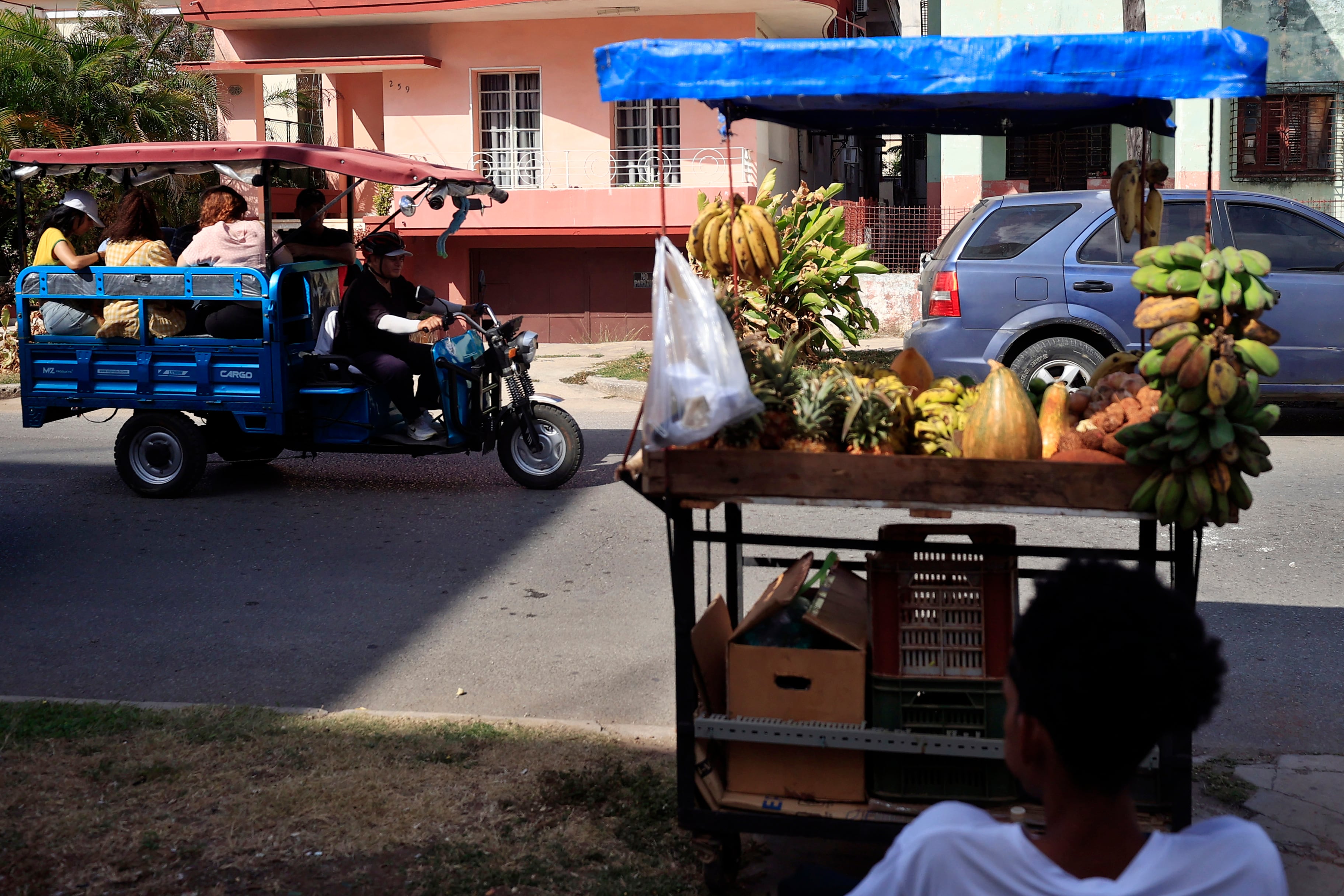 ¡Una persona vende frutas y verduras en La Habana (Cuba).